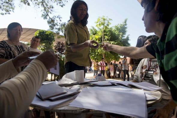 En declaraciones divulgadas por la agencia IP Paraguay, Arias destacó en particular el constante flujo de votantes en los centros de sufragio, que a pesar de las largas filas, el calor y otros incidentes, acudieron a ejercer su obligación cívica.