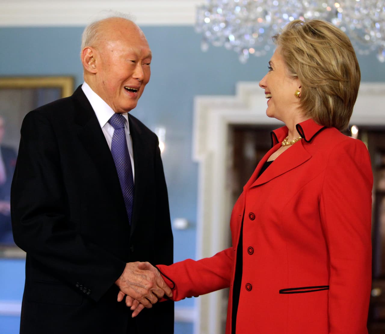 Su nuevo rol como secretaria de estado a partir de enero de 2009 la mantiene constantemente en reuniones diplomáticas. El día de su cumpleaños 62 Hillary Clinton recibió en su oficina al entonces ministro mentor de Singapur Lee Kuan Yew.
