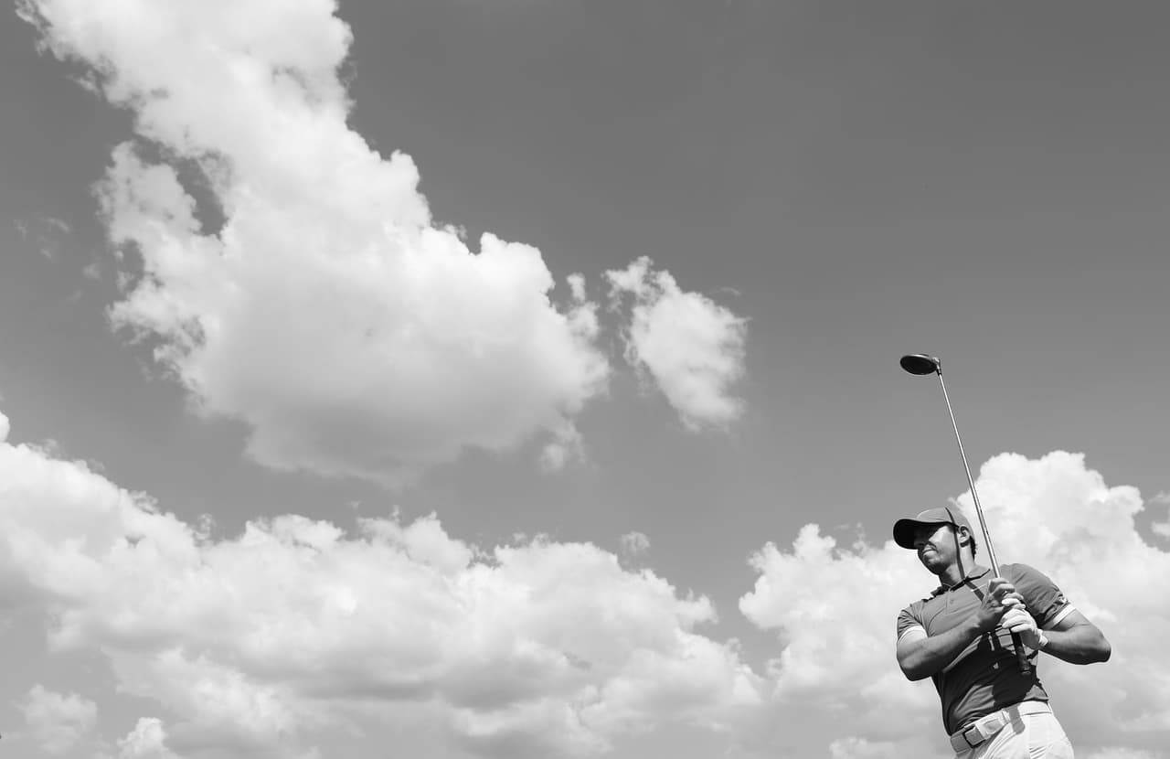 La mirada al horizonte del norirlandés Rory McIlroy con el cielo como espacio profundo en el Tour Championship en el East Lake Golf Club en Atlanta, Georgia. Toda la imagen convertida a blanco y negro.