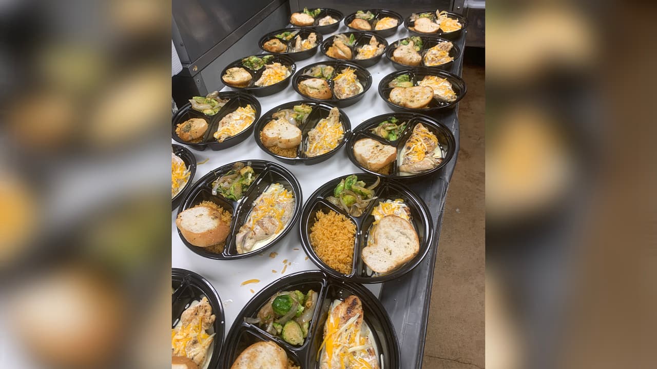 En dos días, han entregado 650 platos destinados a policías, médicos, bomberos, entre otros.