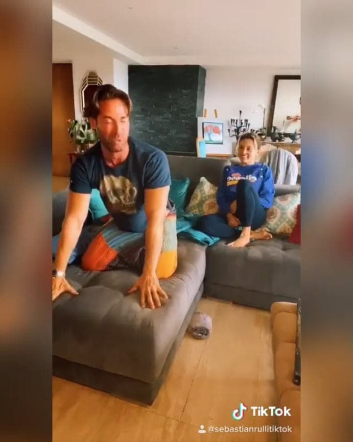 Su novia, 
<b><a href="https://www.univision.com/famosos/angelique-boyer-describe-lo-que-implica-encarnar-a-elisa-cantu-la-protagonista-de-imperio-de-mentiras-video">Angelique Boyer,</a> también sorprendió</b> a muchos al aparecer en algunos de sus clips.
<br>