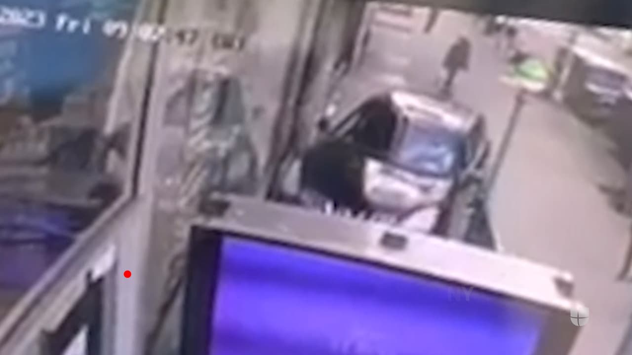 Conductor mete camioneta a escaleras de estación del subway en Manhattan