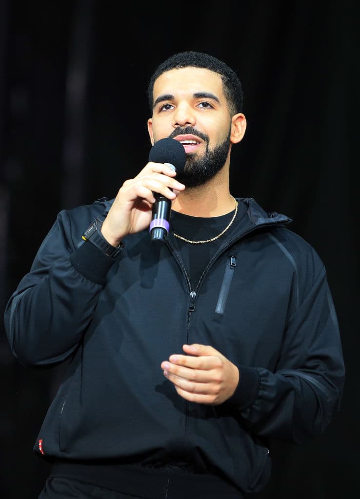Drake tiene 36 años y en junio pasado se especuló que tendría una relación amorosa con la cantante Lilah a raíz de una cariñosa felicitación de cumpleaños que le hizo a través de Instagram. 
<br>