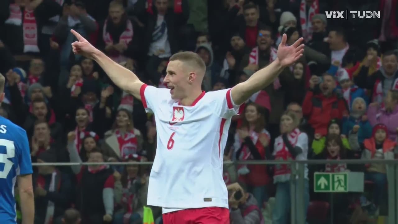 ¡Llegó el tercero! Jakub Piotrowski disparó desde fuera del área y mueve las redes