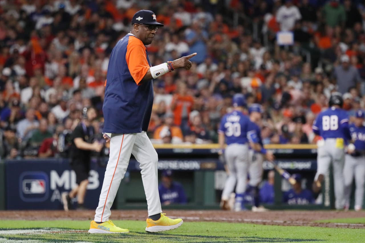 El propietario de los Astros, Jim Crane, se dirigió a Baker en la rueda de prensa:
<b>"Fuiste un gran ejemplo para todos. Te queremos y te echaremos de menos".</b>