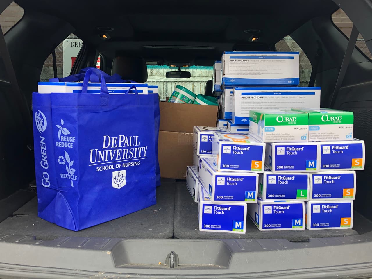 El 21 de marzo, el personal de enfermería de la Universidad DePaul empacaron materiales de laboratorio nuevos, incluyendo 1,800 guantes estériles, 1,150 guantes de examen, 350 bolsas de riesgo biológico, 200 batas, 150 máscaras y 40 protectores faciales.