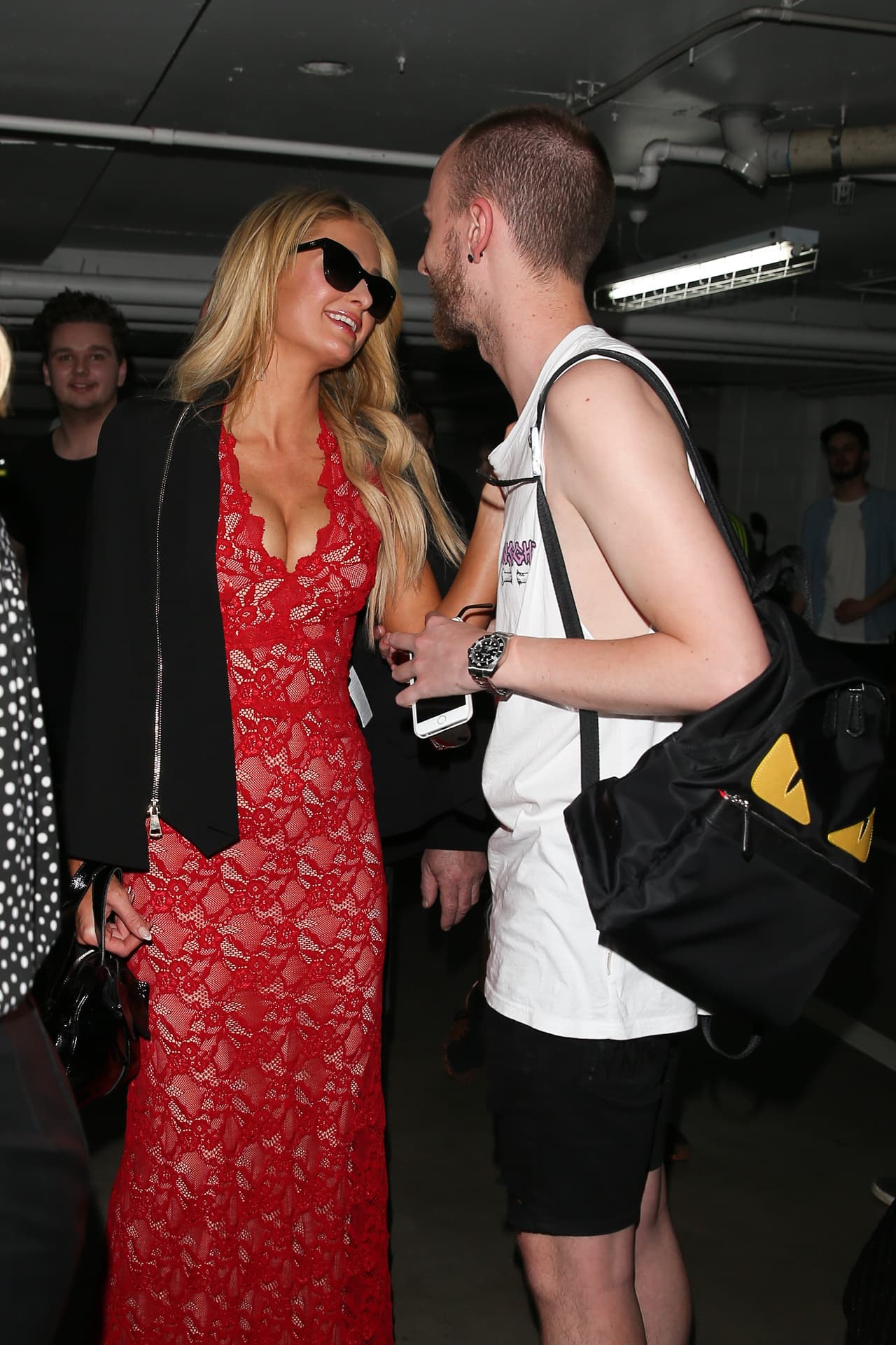 Paris accedió encantada a saludarlos.