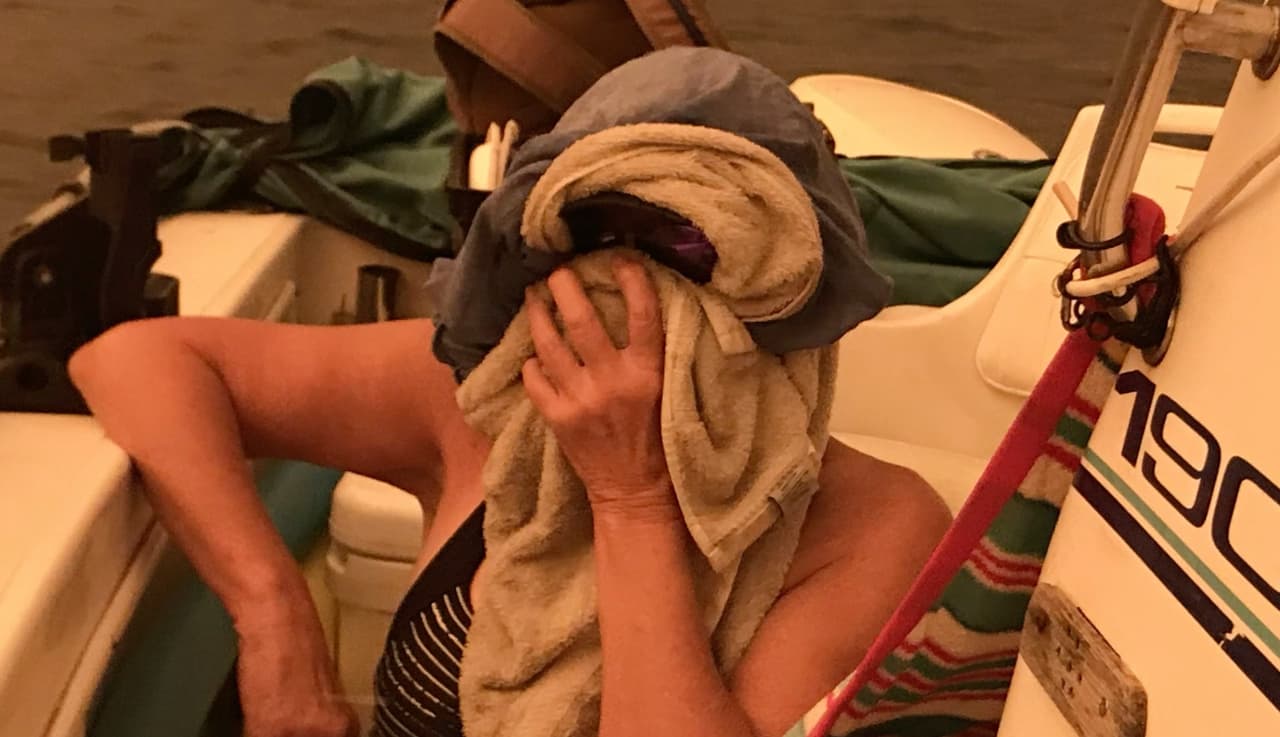 Los turistas que debieron ser rescatados vía aérea por la 
<b><a href="https://twitter.com/CalGuard/status/1302631631233060865/photo/1" target="_blank">Guardia Nacional</a></b>, cuentan que no tenían señal en el celular y angustiados pensaban si acaso saldrían vivos.
<br>