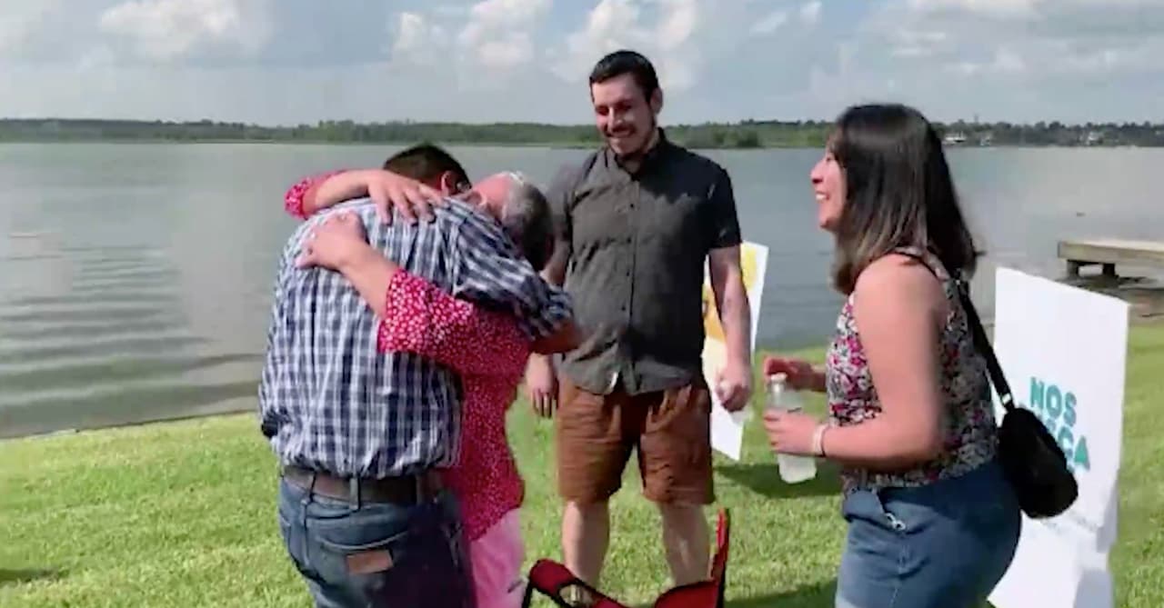 La familia de Tyler llegó a Houston el sábado 18 de septiembre al Aeropuerto Intercontinental George Bush. 
<b><a href="https://www.univision.com/local/houston-kxln/osvaldo-corral">Osvaldo Corral </a></b>logró que Tyler estuviera presente en una fiesta chilena y fue cuando se llevó la sorpresa. Doña Hilda dice que ahora ella ayudará a encontrar a los otros miles de niños que fueron arrebatados de sus mamás en Chile para darlos en adopción.