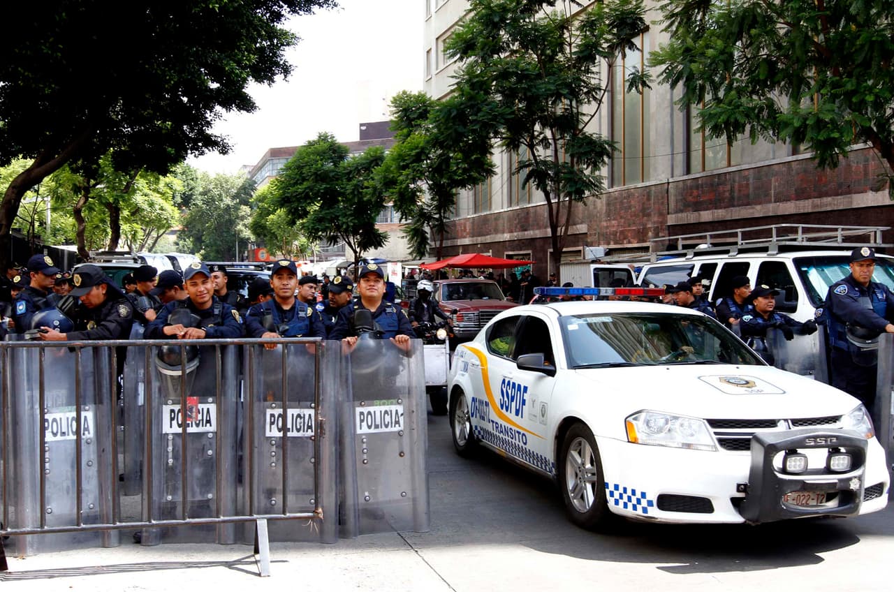 Profesores mexicanos realizan disturbios durante protestas en Oaxaca