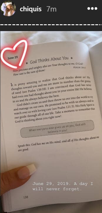En una segunda imagen de sus historias, la cantante compartió una fotografía de la página de un libro con un texto titulado "Dios piensa en ti". Chiquis escribió una leyenda que dice: "29 de junio de 2019. Un día que nunca olvidaré".
<br>
<br>