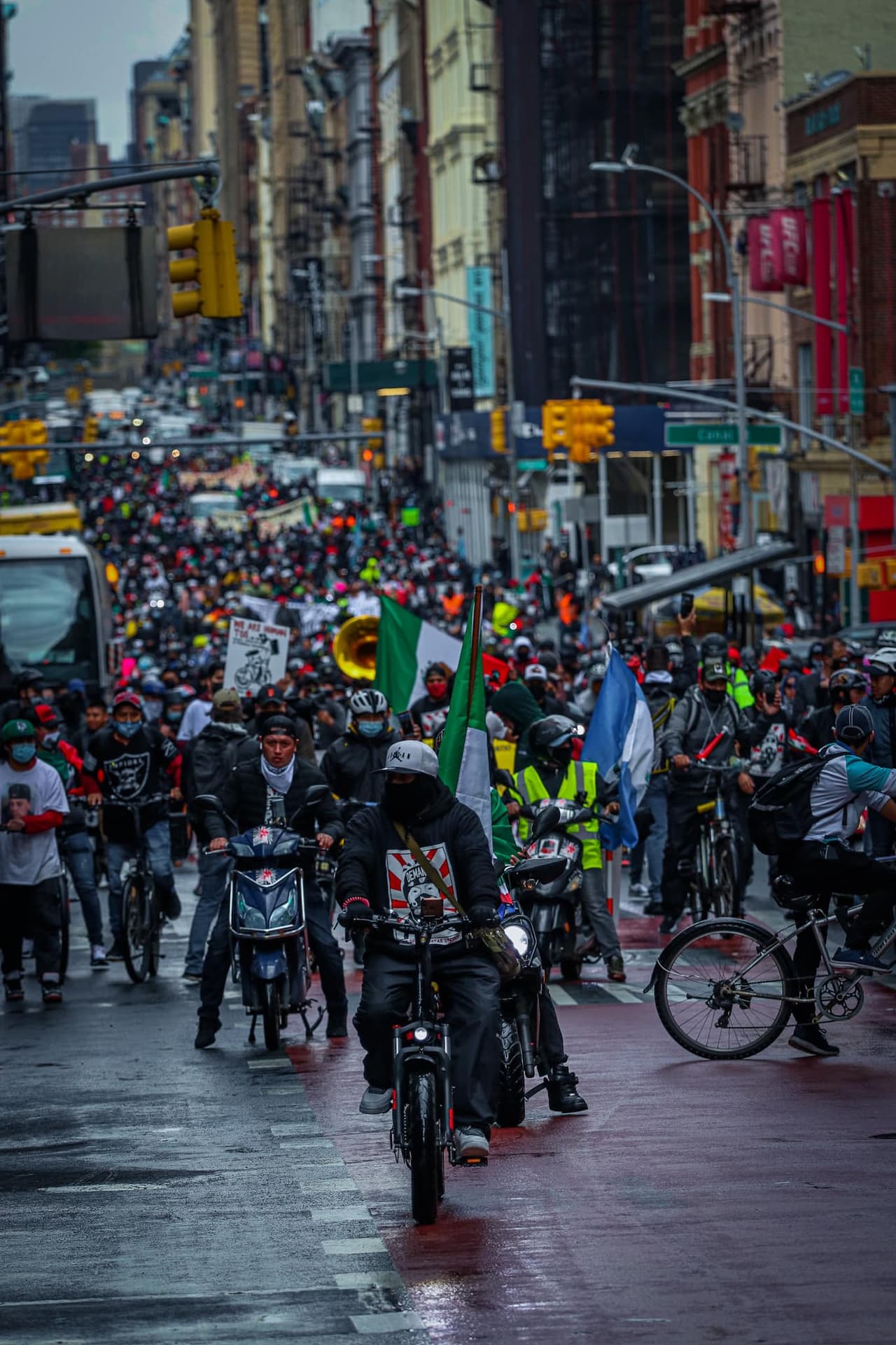 Las nuevas leyes fueron impulsadas por el grupo laboral Los Deliveristas Unidos y los trabajadores esenciales que mantuvieron la ciudad en funcionamiento durante la pandemia entran en vigor el lunes 24 de enero 2022.