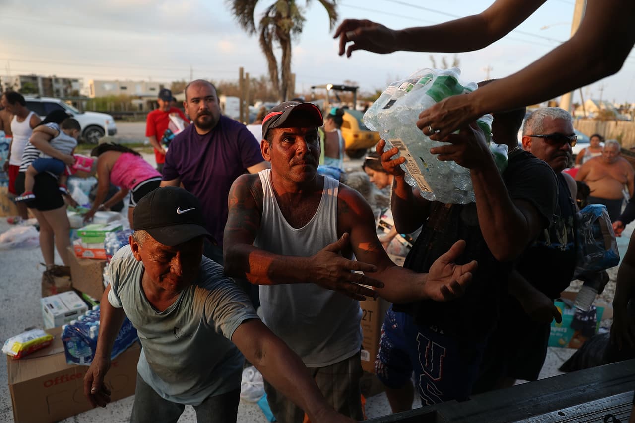 <b>Ayuda en los cayos.</b> Los pronósticos de 
<b><a href="https://www.univision.com/noticias/huracan-irma/fotos-asi-amanece-florida-tras-el-destructivo-paso-del-huracan-irma-fotos">la llegada de Irma a Florida</a></b> alertaron a los habitantes de la posibilidad de una catástrofe sin precedentes. 
<b><a href="https://www.univision.com/noticias/huracan-irma/el-monstruo-irma-se-traga-los-pequenos-cayos-de-la-florida">El poderoso huracán entró por las islas al sur del estado donde causó devastación,</a></b> luego perdió velocidad y fuerza. En la fotografía, residentes de los cayos reciben ayuda en Marathon, una de las islas floridianas afectadas por Irma.