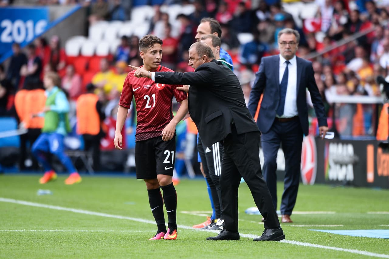 Mor nació en Dinamarca de padres turcos y a los 17 años fue llamado por Turquía para Euro 2016.