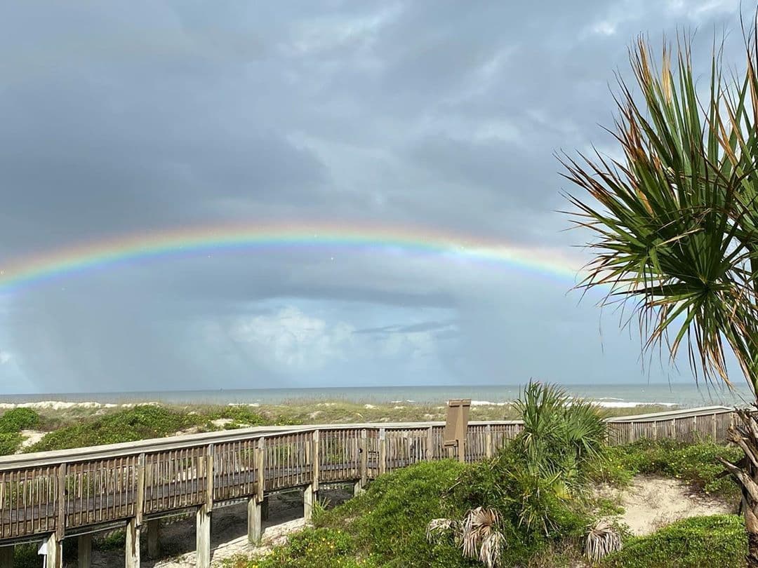 Este hermoso arcoíris es cortesía de Karla Martínez, a quien reconocemos su capacidad de encontrar las cosas buenas y ponerle una sonrisa a la vida, y la imagen es maravillosa para despedirnos por esta semana y dejarte un buen sabor de boca, esperando que nos sigas favoreciendo con tu compañía.