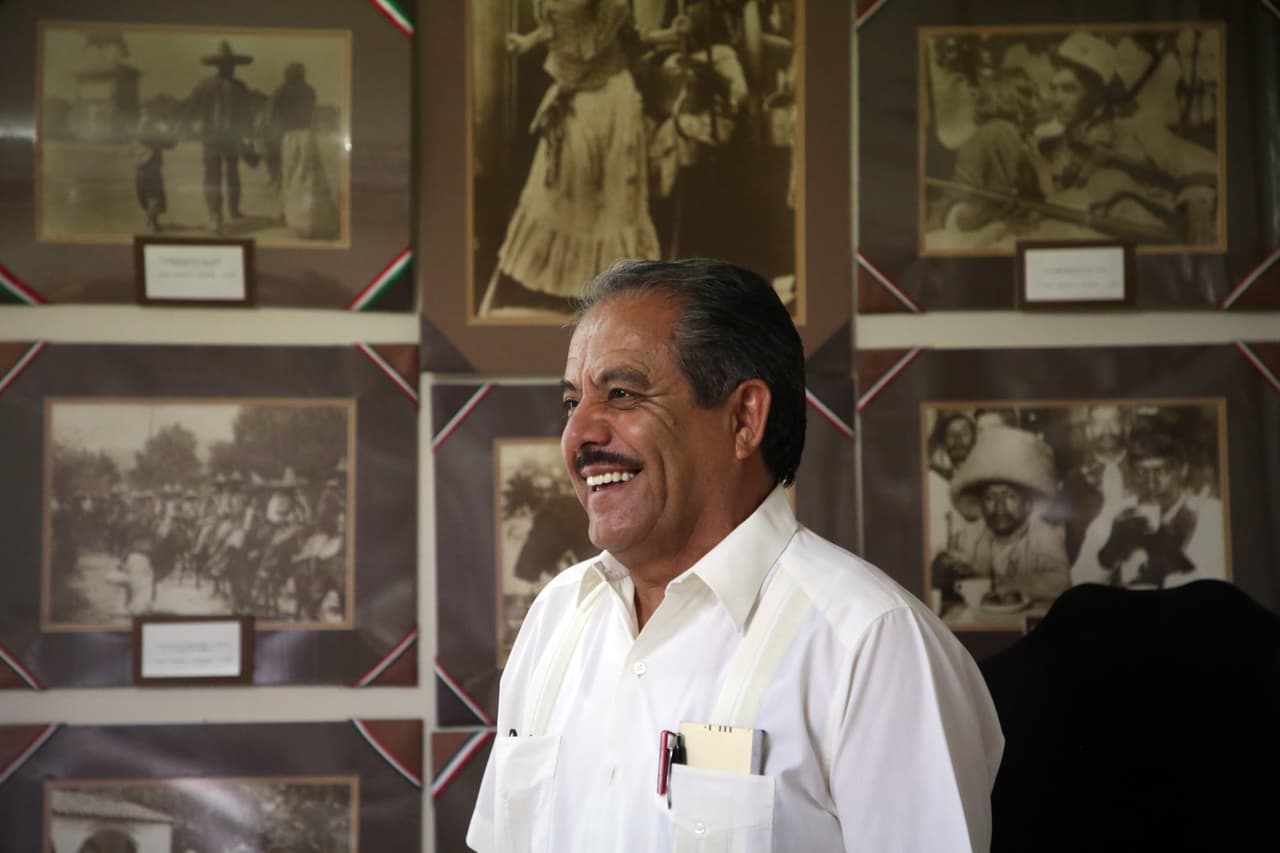 <b>Octavo Celaya Ortíz, Sonoyta (Sonora). </b>Don Octavio Celaya Ortíz es el dueño de una farmacia a pocos metros de la línea fronteriza. Él lleva 68 años residiendo en este municipio y hace 5 fue presidente municipal, lo que le permite tener una visión más clara de las necesidades del pueblo. “Somos un oasis en el desierto, un lugar de paso. Nos favorece el turismo nacional porque somos el cuello de botella de la república mexicana hacia las Californias”, explica.