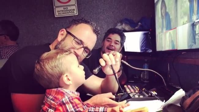 Pero no solo ha conquistado a los seguidores de su mamá en las redes sociales, también a los compañeros de 
<b><a href="https://www.univision.com/temas/silvia-navarro">Silvia</a></b> de la telenovela 
<a href="https://www.univision.com/novelas/caer-en-tentacion">'Caer en tentación'</a>. El director de escena, Eric Morales, es uno de sus consentidos.