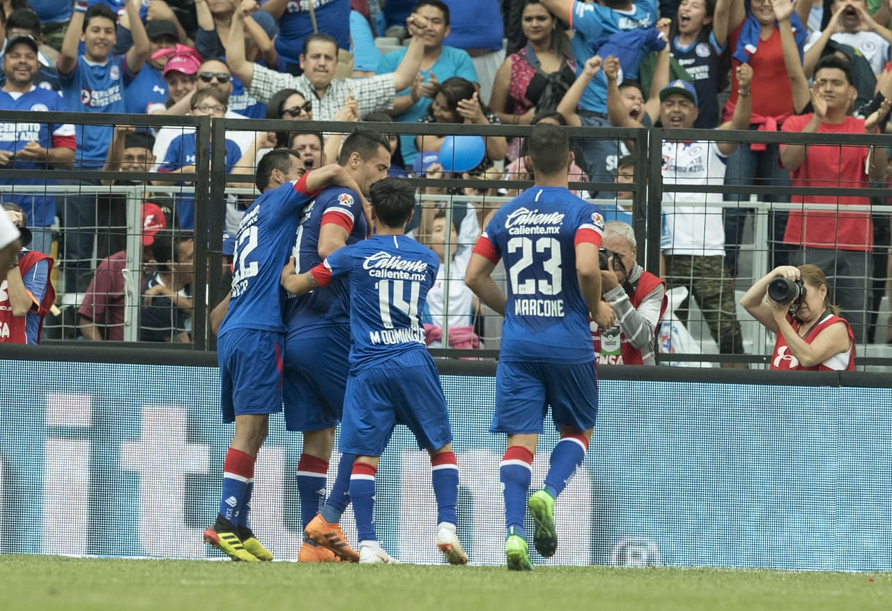 El gol al minuto 90, celebrado por los jugadores del Cruz Azul, llegó luego de un acción polémica de pena máxima.