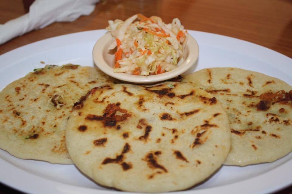 <b>Cafe La Praviana</b> ubicado en 7621 White Oak Ave, Los Angeles, este lugar tiene una amplia oferta de comidas, las famosas pupusas es una de las favoritas de sus clientes.