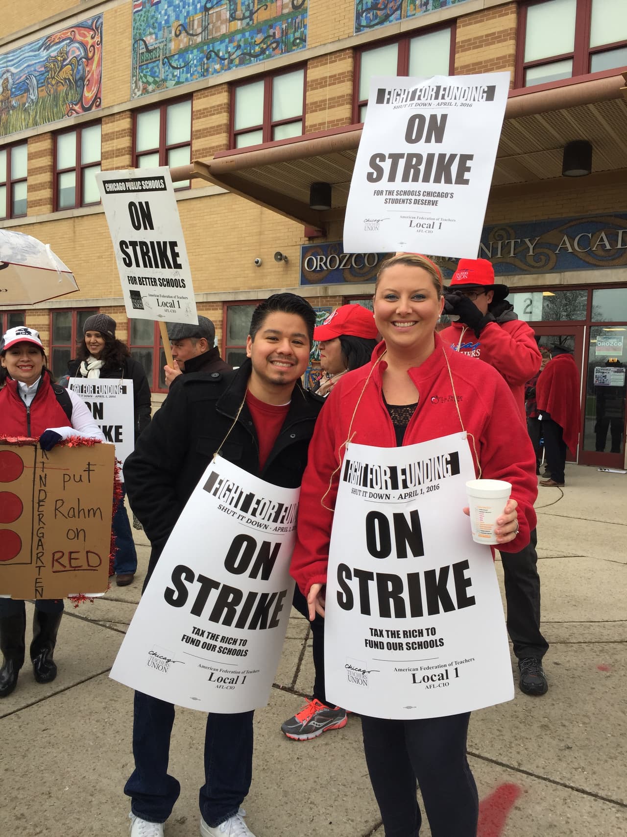 Sin embargo, el grueso de los manifestantes son los profesores de CPS, que es el tercer distrito escolar más grande del país.