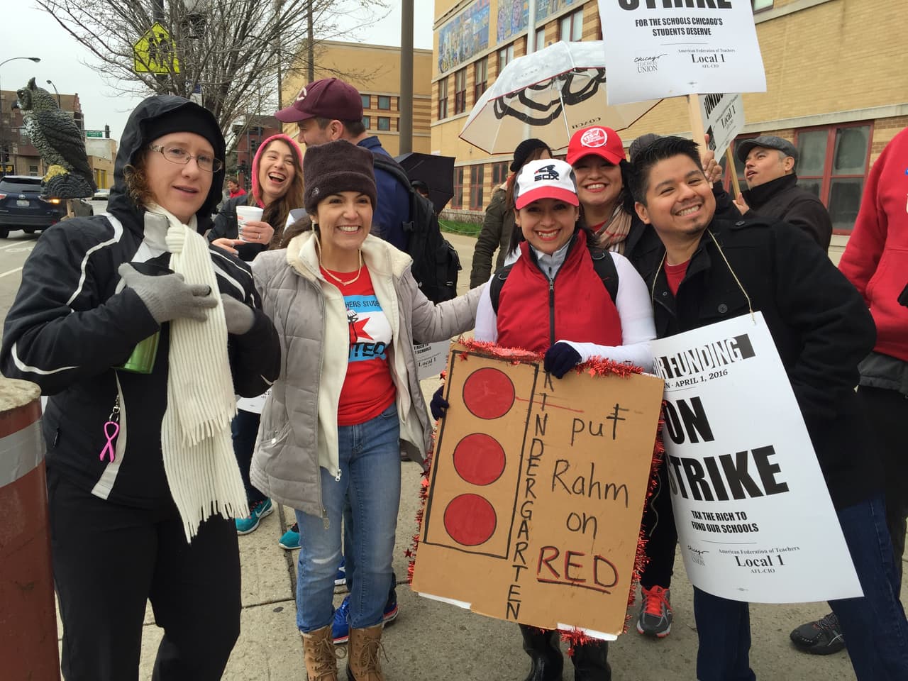 También muchos se están manifestando a favor de las universidades como University State of Chicago que por falta de un presupuesto aprobado podría enfrentar despidos próximamente.