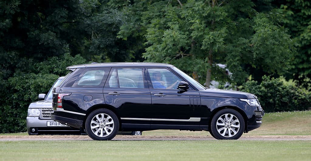 Se trata de una 
<b>SUV Range Rover Vogue SE 2013</b> que fue destinada para 
<b>uso personal </b>del príncipe William y su esposa Kate Middleton.
<br>