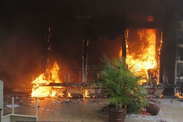 Las protestas en el estado de Guerrero no paran, esta vez la sede de la alcaldía de Iguala y la sede del Partido Revolución Democrática (PRD) fueron atacados. Así luce la alcaldía de Iguala luego de que manifestantes lanzaron bombas molotov. Con la información de Univision.com