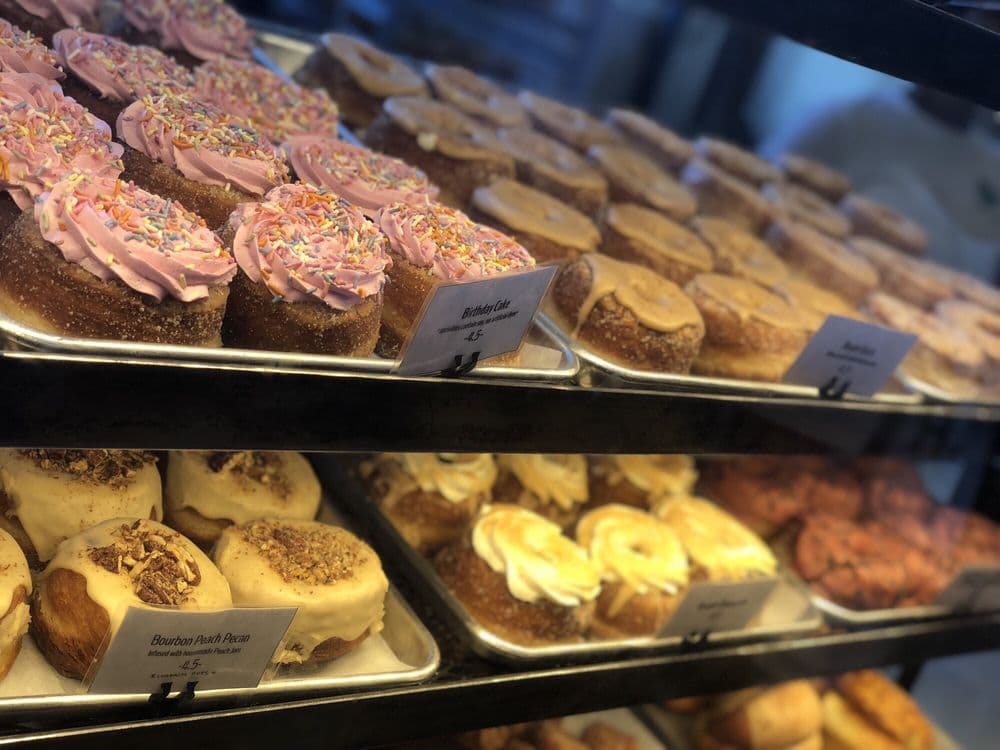 <b>Five Daughters Bakery </b>
<br>Dirección: 675 Ponce De Leon Ave NE Ste N143 Atlanta, GA 30308
<br>Teléfono: (404) 963-1922
<br>Sitio web: 
<a href="https://fivedaughtersbakery.com/">https://fivedaughtersbakery.com/</a> 
<br>
<b><a href="https://www.yelp.com/map/five-daughters-bakery-atlanta-2">Cómo llegar</a></b>
<br>
<br>Promocionan que “nuestros pasteles se elaboran frescos todos los días desde cero, siempre sin organismos genéticamente modificados, de origen local y orgánicos cuando es posible”.