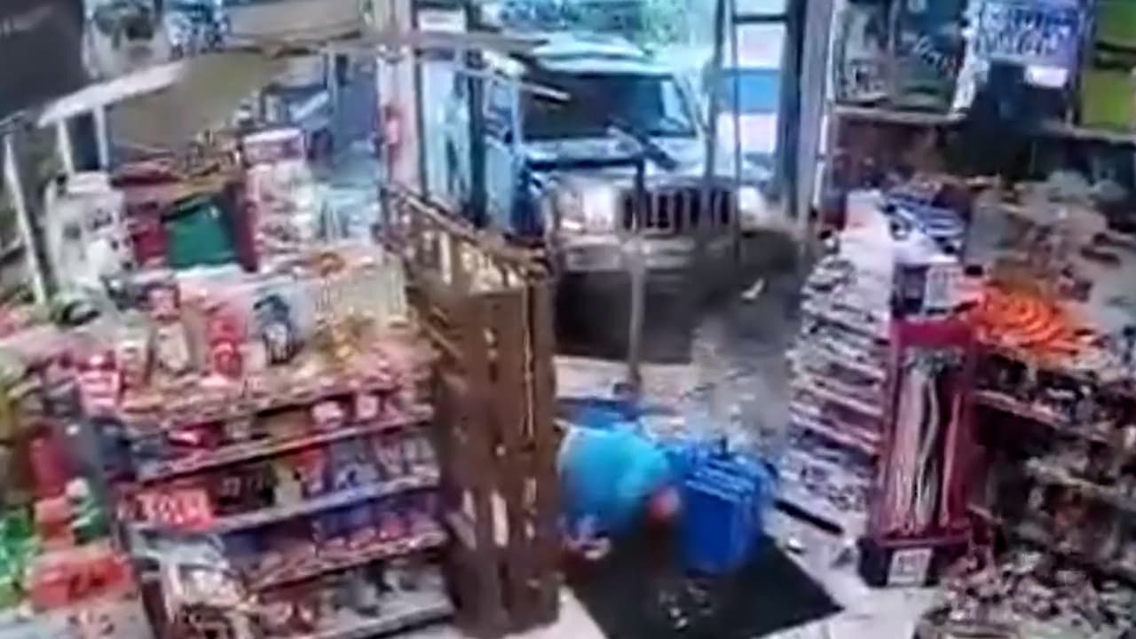 Automóvil se impacta contra tienda; cliente atropellado preguntó si su cerveza estaba bien 