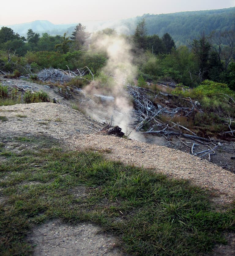 <b>Centralia (Pensilvania, Estados Unidos)</b>
<br>En esta ciudad minera de Pensilvania se desató un fuego el 27 de mayo de 1962 que hoy sigue activo. La mayoría de los residentes se mudaron en los años 80, cuando un niño cayó en un socavón que se abrió en el propio jardín de su casa, pero un reducido número de habitantes se mantiene a pesar de que ya ni tiene código postal.