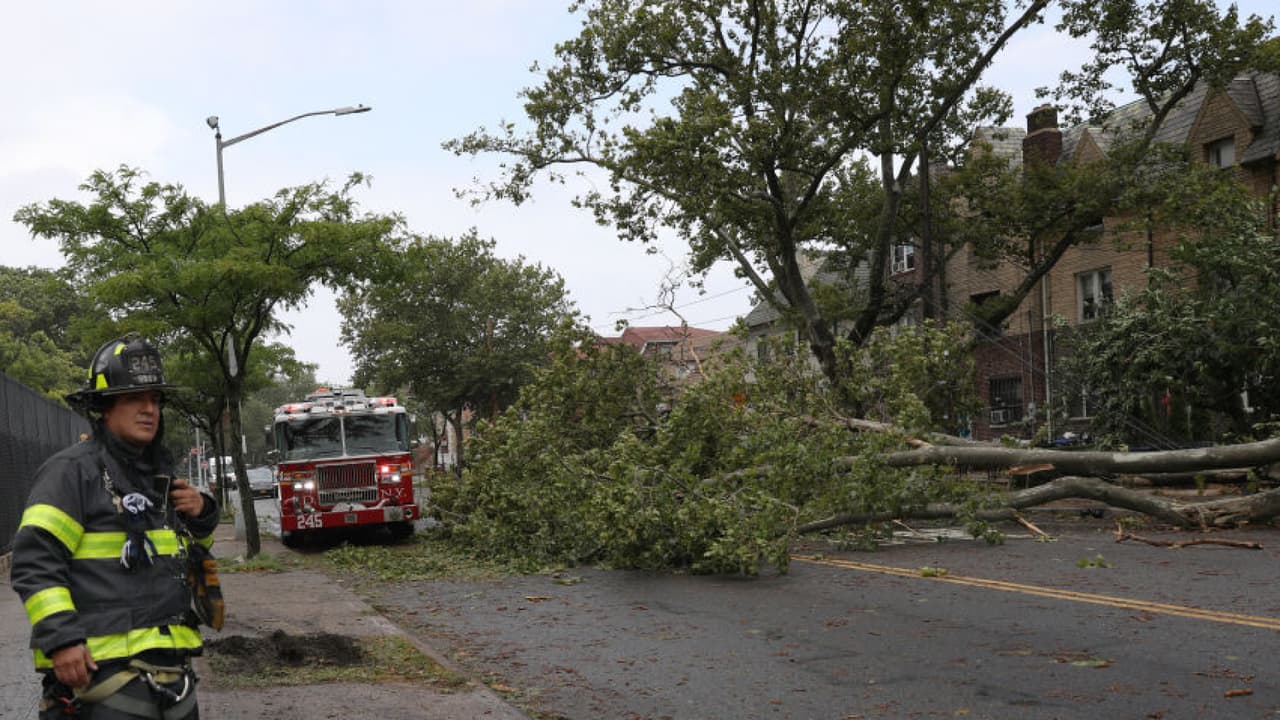 Cientos de miles de personas permanecen sin electricidad en el área tri-estatal
