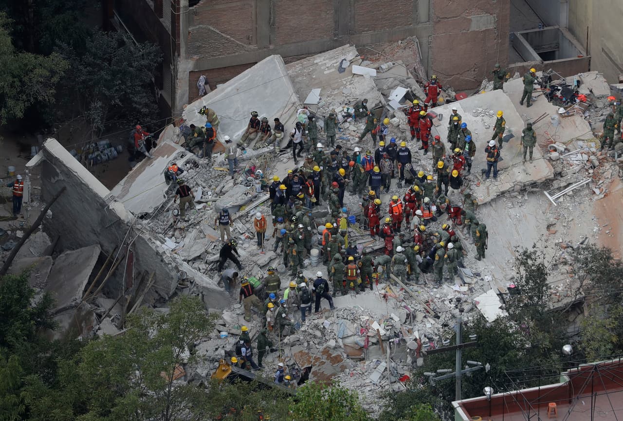 Soldados y rescatistas trabajan sobre los restos de un edificio colapsado en colonia Condesa, al centro de la capital mexicana. Hasta mediados de la tarde del miércoles 20 de septoiembre, 52 personas habían sido rescatadas vivas de los escombros, según información del Departamento de Desarrollo Social de la Ciudad de México.