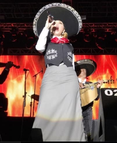 La güera consentida, Alicia Villarrea, lució este hermoso traje para promocionar el álbum 'Orgullo de mujer' y causó sensación.