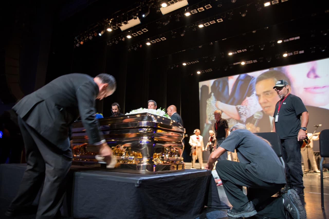 El féretro dorado fue instalado en el centro del escenario del auditorio.