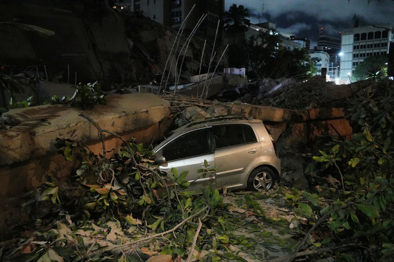 Un automóvil aplastado por un edificio derrumbado tras un terremoto en Caracas.