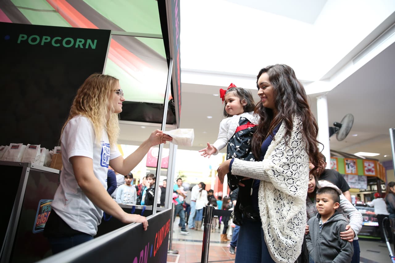 Los más pequeños de la casa recibieron dulces y golosinas.