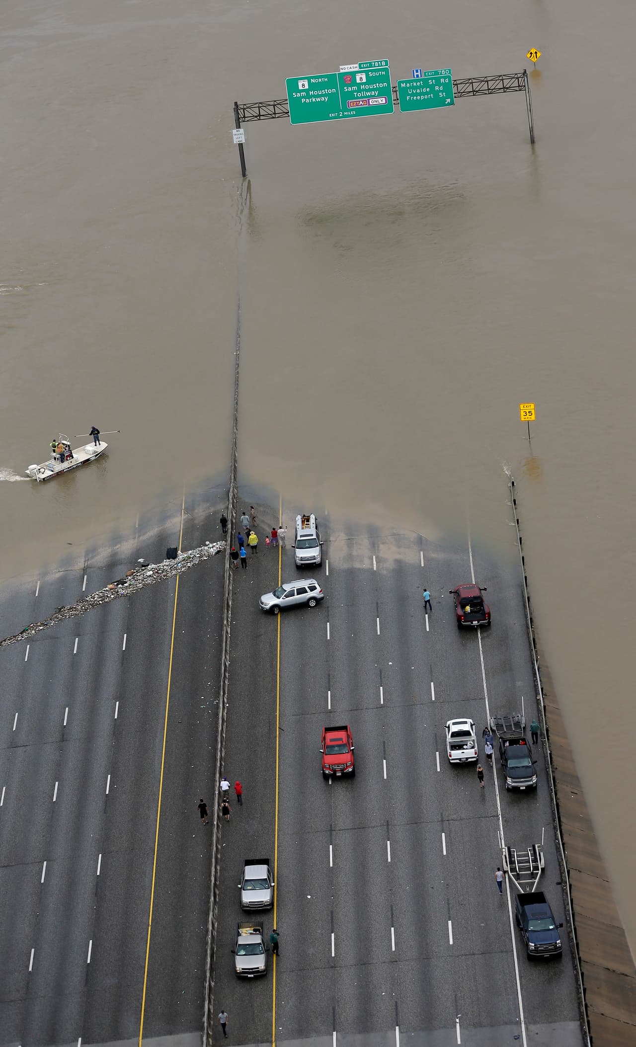 La autopista Interestatal I-10, interrumpida por la inundación en Houston.
<br>