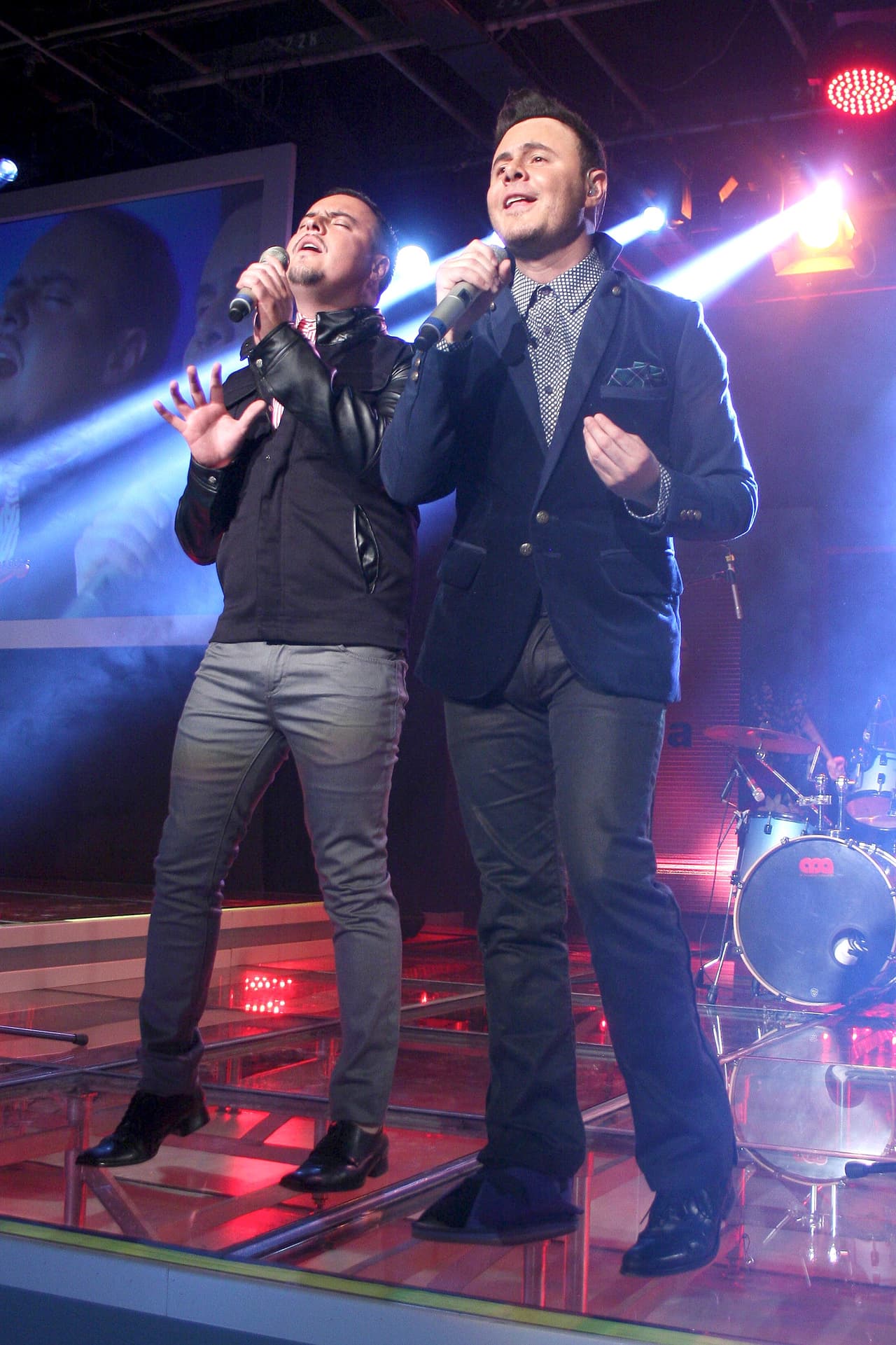 La entrada de la telenovela cuenta con el tema "Hoy Es Un Buen Día" de Río Roma.