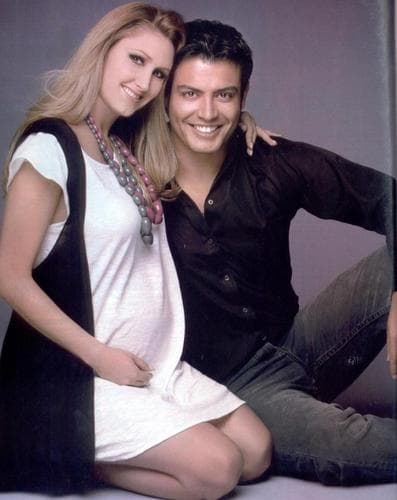 <b><a href="http://www.univision.com/novelas/las-amazonas/andres-palacios-es-alejandro-san-roman-en-las-amazonas" target="_blank">Andrés Palacios</a></b>,el actor chileno, protagonista de la historia, vive enamorado de su esposa Alejandra Castillo, con quien tiene una familia conformada por dos hijos varones: Alejandro y Alfonso.