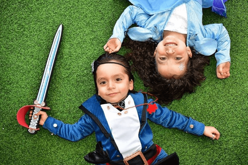 "Ya vieron que 
<b><a href="https://www.univision.com/famosos/esto-no-le-gusta-a-sus-mellizos-elizabeth-alvarez-tiene-tres-anos-sin-trabajar-y-quiere-volver-a-las-telenovelas-fotos" target="_blank">son igualitos a él </a></b>y de carácter están como combinaditos, están mezcladitos", dijo la actriz en diciembre de 2018 en una entrevista para la agencia Mezcalent.
<br>