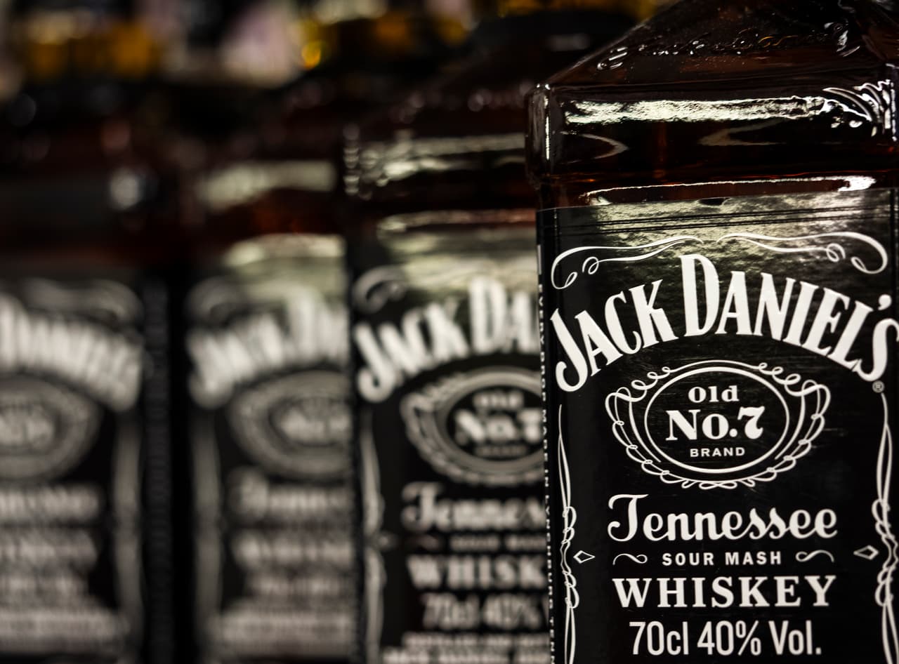 <b>Puesto 13. Familia Brown.</b>
<br>
<br>• Patrimonio: 20,400 millones de dólares.
<br>
<br>• Cambio desde 2015: subió.
<br>
<br>• Origen de la riqueza: licores.
<br>
<br>Brown-Forman Corp, la compañía de la familia, produce algunas de las marcas de bebidas alcohólicas más populares del mundo, como el whisky Jack Daniel's y el vodka Finlandia.
<br>
<br>El vendedor de productos farmacéuticos George Garvin Brown fundó la compañía en 1870, con 5,500 dólares ahorrados y dinero prestado. La familia Brown posee aproximadamente el 50% de la empresa, que cotiza en bolsa. George Garvin Brown IV, un miembro de quinta generación de la familia, preside su junta.
<br>