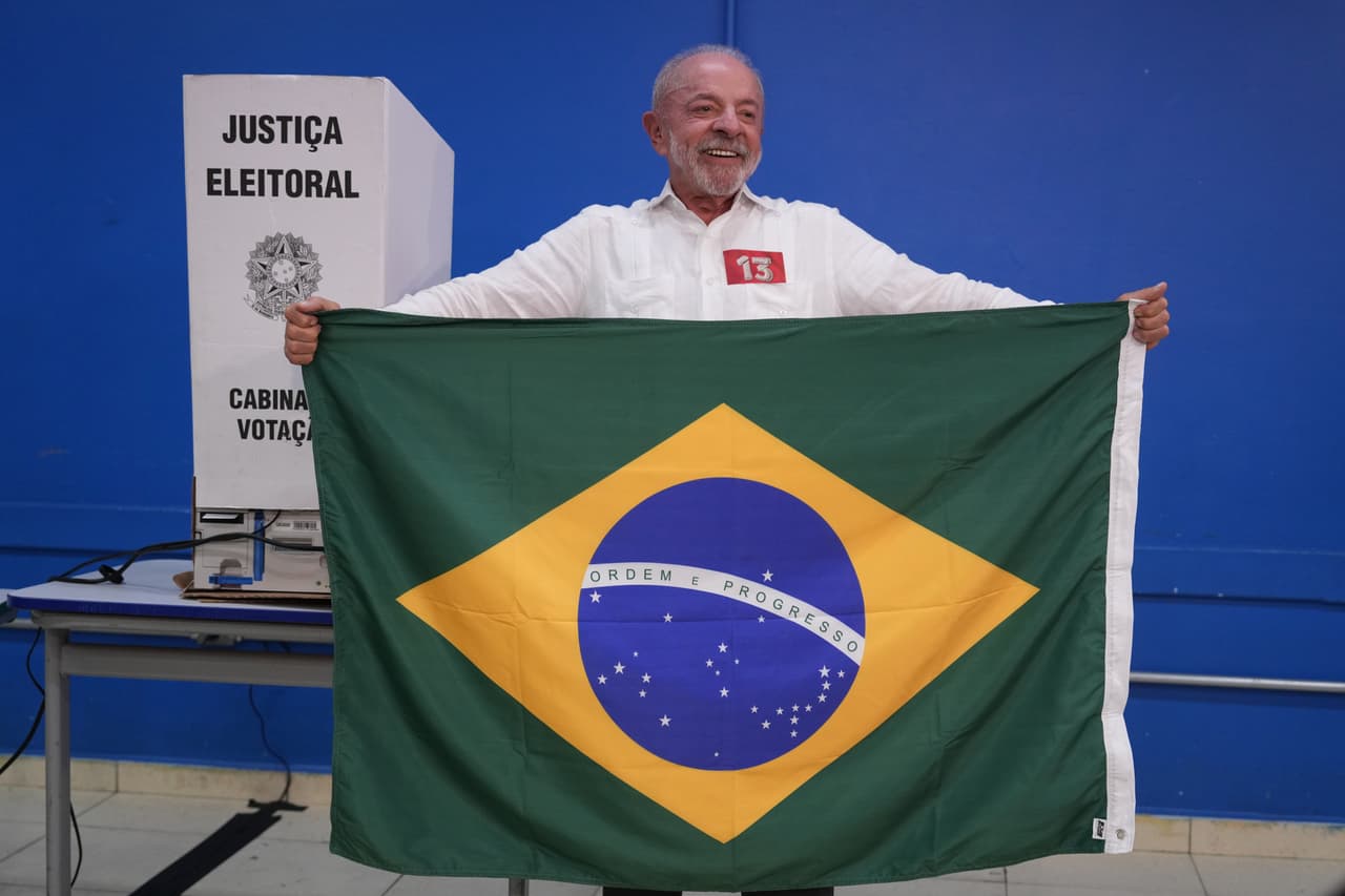 El presidente Luiz Inácio Lula da Silva, quien busca la reelección, exhibe una bandera de Brasil antes de votar en una segunda vuelta presidencial en São Bernardo do Campo, el domingo 25 de octubre de 2026.