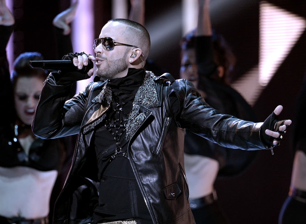 El cantante de música urbana Yandel presentó el número musical del tema 'Hasta abajo'.