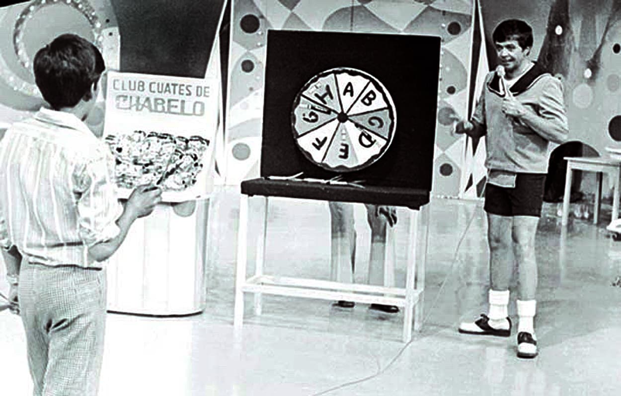 Mientras estudiaba, comenzó a 
<b>visitar las instalaciones de Televicentro</b>, que posteriormente se convertiría en Televisa.