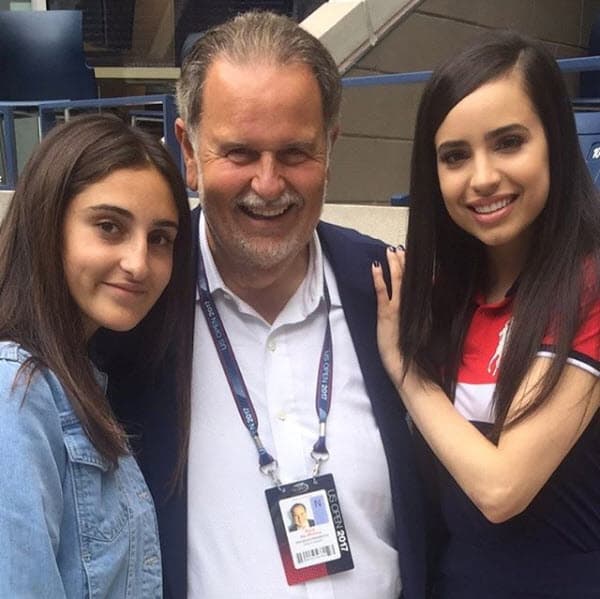 Mia es su fan y Raúl trata de llevarla cada vez que convive con la artista.