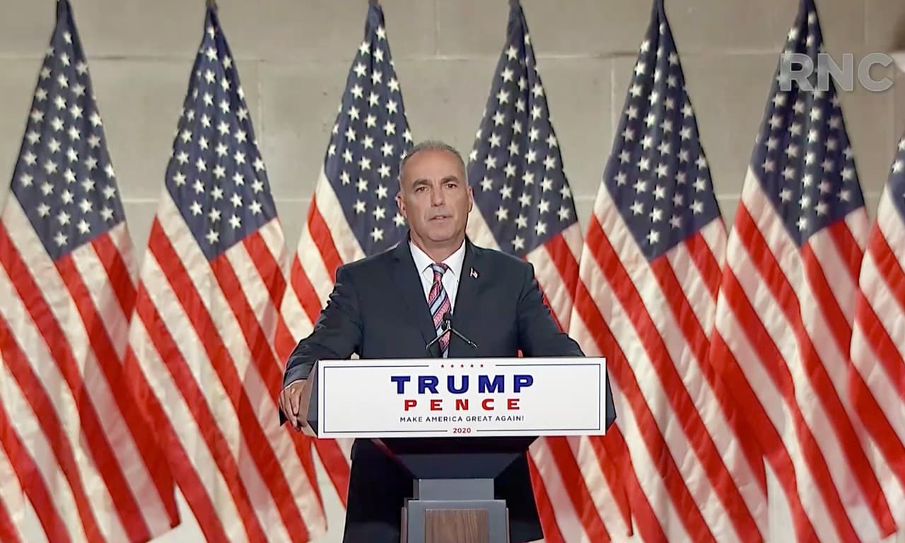 Andrew Pollack, padre de Meadow Pollack, habla durante la Convención Nacional Republicana de 2020.