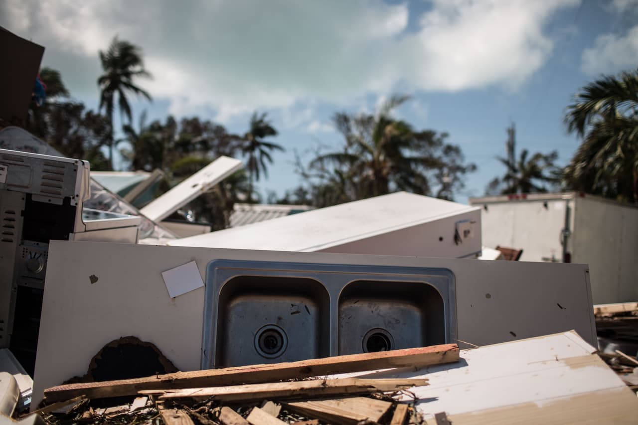 Dos labavos en una comunidad de tráilers destrozada. Almudena Toral/Univision Digital