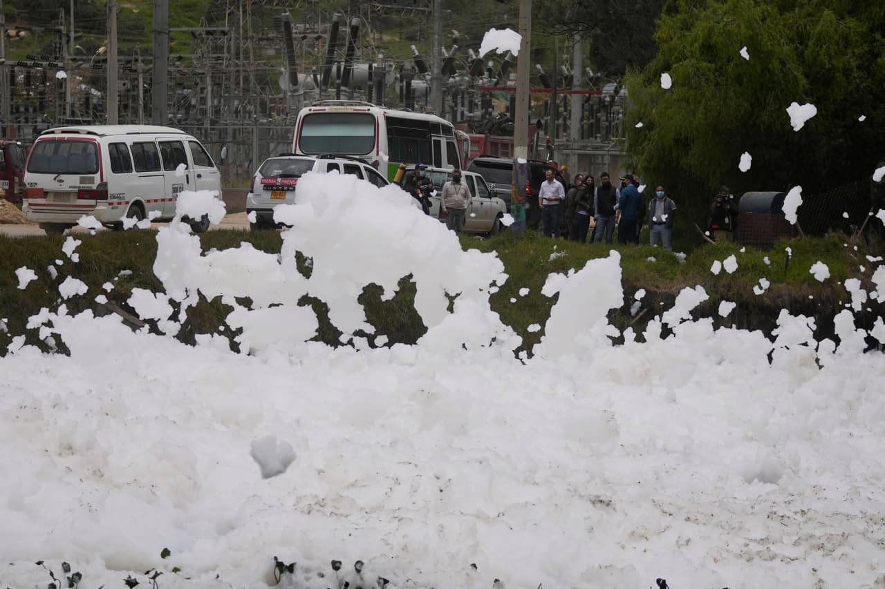 Gonzalo Roa, quien vive en la colonia Los Puentes desde hace 40 años, culpó a la contaminación de causar problemas respiratorios en los niños. “Hemos tenido muchos años de esta situación”, dijo.
<br>
<br>