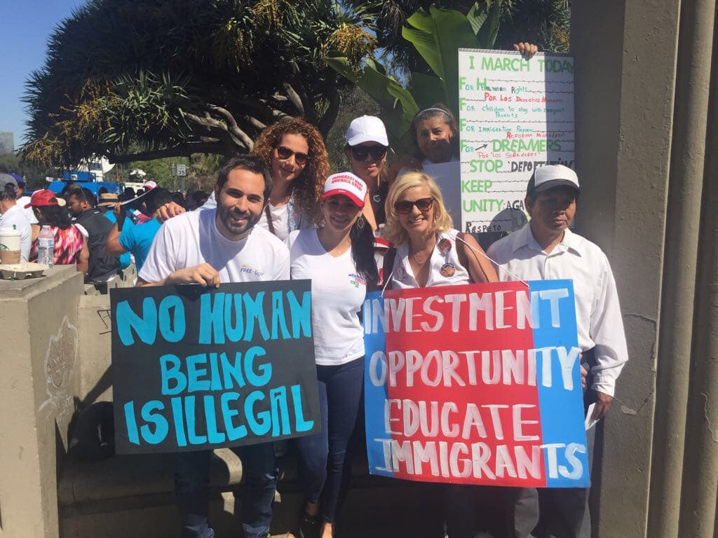 Carla Medrano compartiendo con los trabajadores y comunidad inmigrante en la ciudad de Los Ángeles.