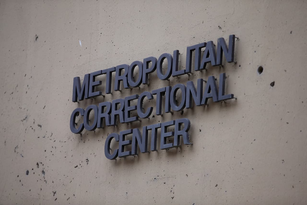 Tras el arresto, la Oficina Federal de Prisiones informó que
<b> Joaquín Guzmán López</b> se encuentra en el Centro Correccional Metropolitano de Chicago, a donde fue trasladado.
<br>
<br>Se le imputan los 
<b>delitos de tráfico de fentanilo, lavado de dinero, secuestro, uso de armas de fuego y conspiración</b> para matar.